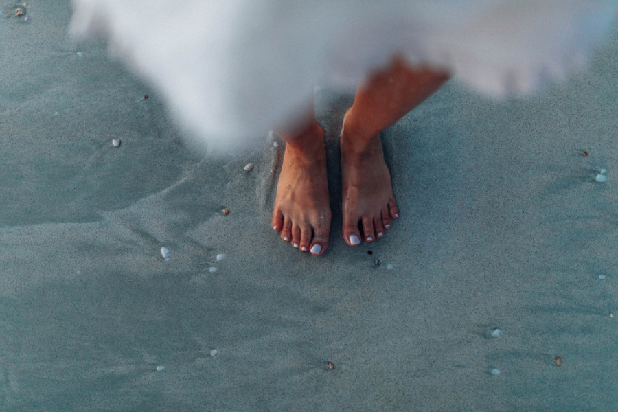 take feet pics on the beach